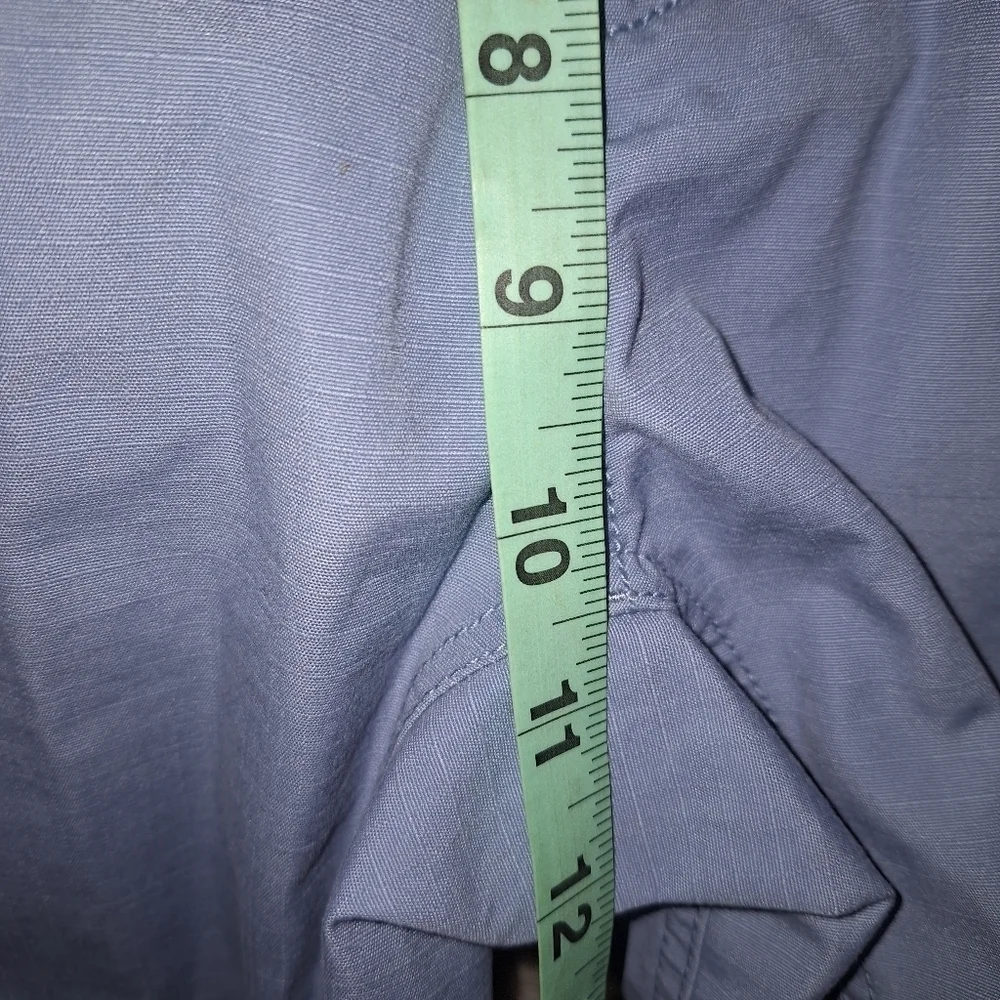 A The North Face men's cargo shorts in a size 36 regular in grey/blue Pre-loved.